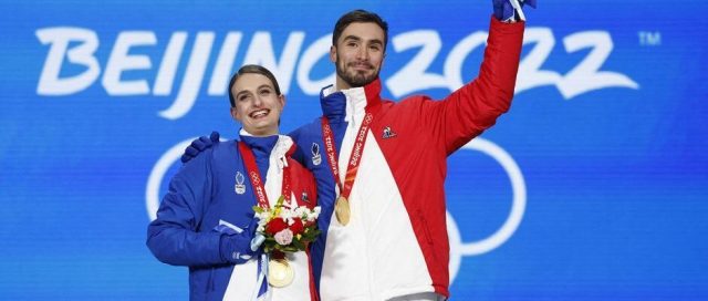In-pictures-Papadakis-and-Cizeron-proud-gold-champions-on-the-940x400